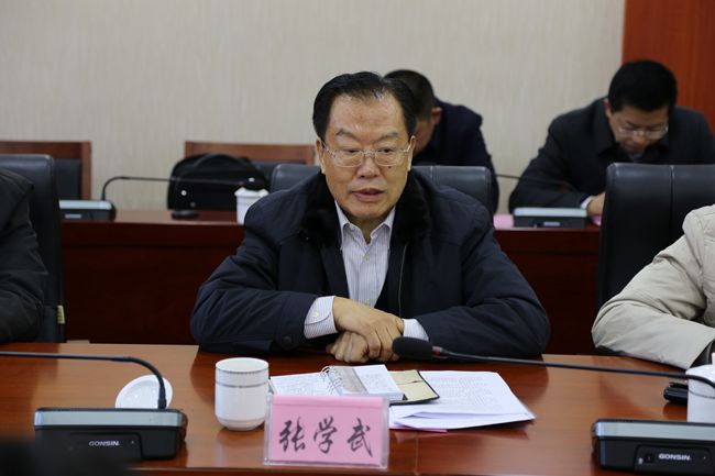 1、集團(tuán)張學(xué)武董事長與迪慶州領(lǐng)導(dǎo)開展扶貧工作座談_副本.jpg