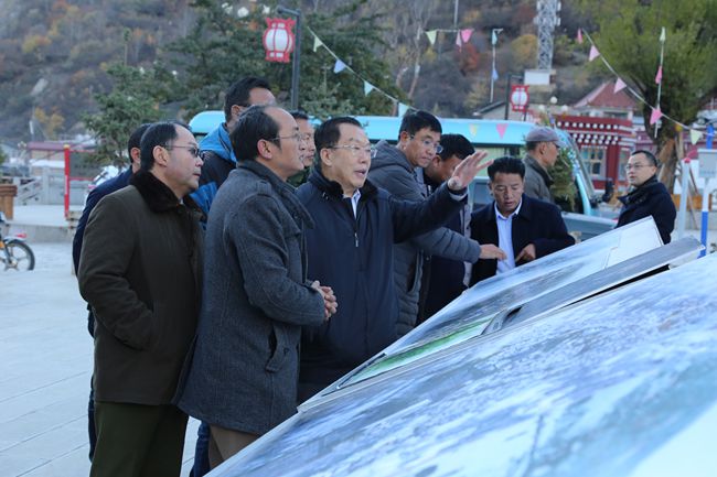 11、張學(xué)武董事長考察迪慶州阿墩子古城規(guī)劃建設(shè)情況_副本.jpg